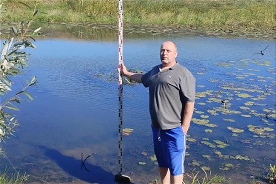 А. Пішчала з нівелірнай рэйкай у момант "прывязкі" вышыні раскопу стаянкі "Жлобін 5" да адзінай сістэмы вышынь.