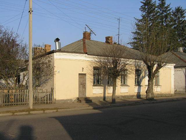 Будынак № 45 па вул. Першамайскай. Галоўны фасад. Фота 2005 г.