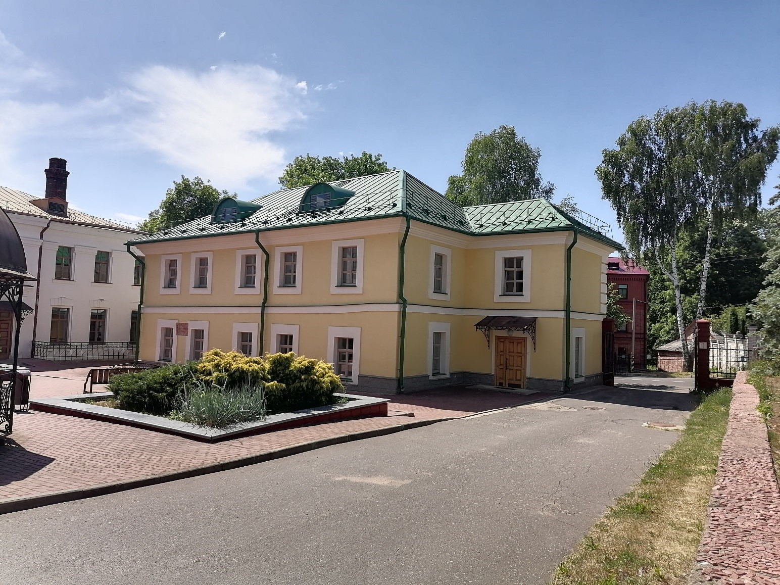 Будынак былой бурсы (корпус Ж). Агульны выгляд з паўночна-ўсходняга боку. Фота 2023 г.