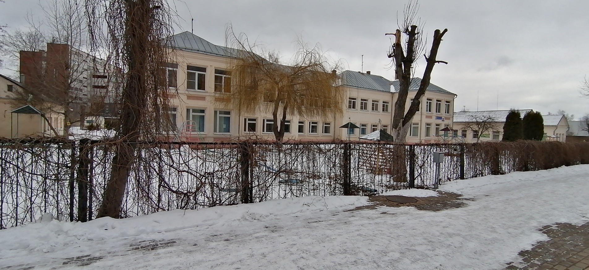 Галоўны фасад  