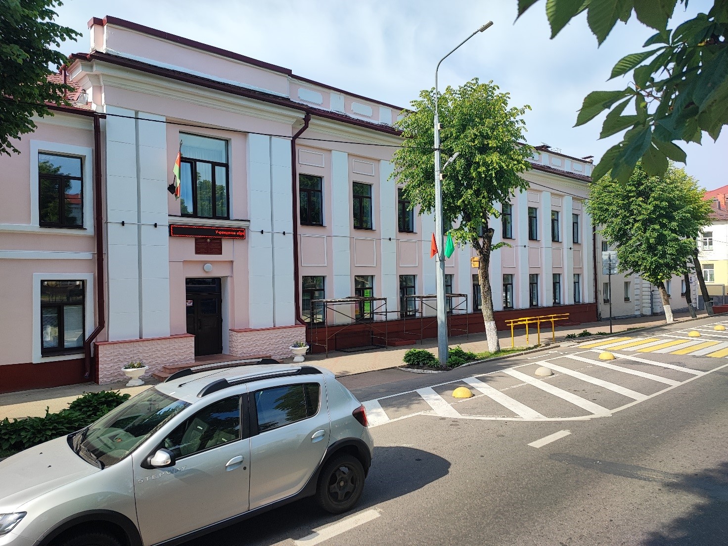 Галоўны фасад заходняй часткі будынка. Фота 2023 г.