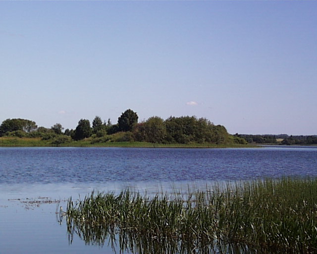 Возера Іказнь і востраў, на якім знаходзіцца замчышча