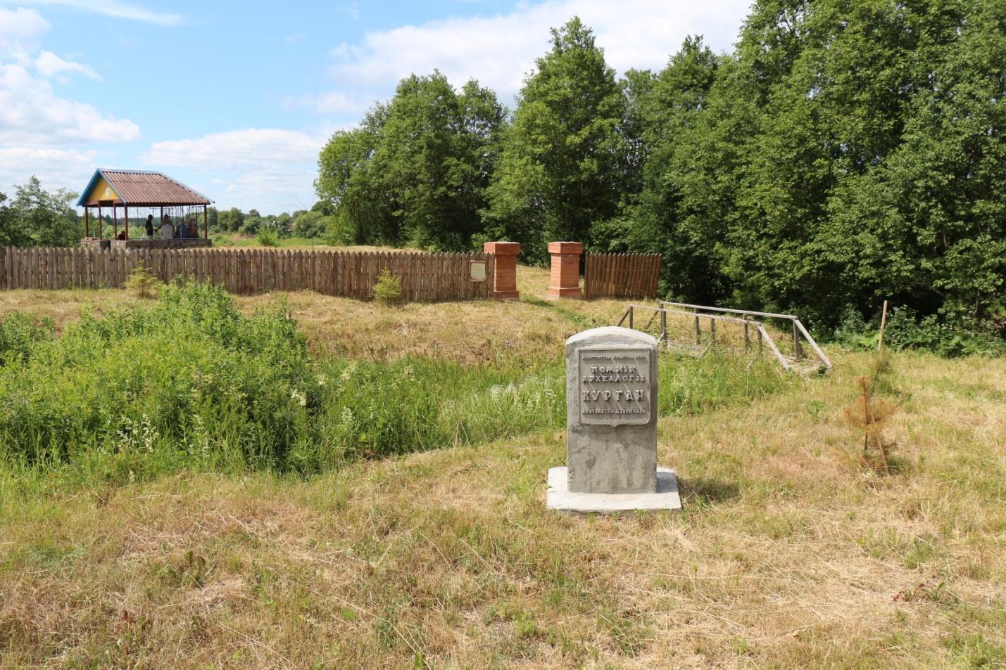Стары бетонны знак. Сучасны выгляд верхняй пляцоўкі замчышча