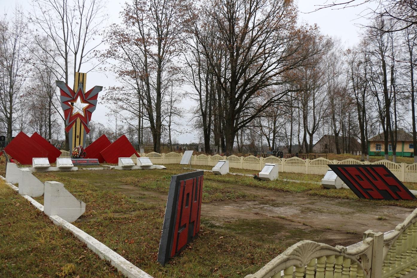 Фотаздымак 2019 г. Знешні выгляд помніка з левага боку ад уваходу