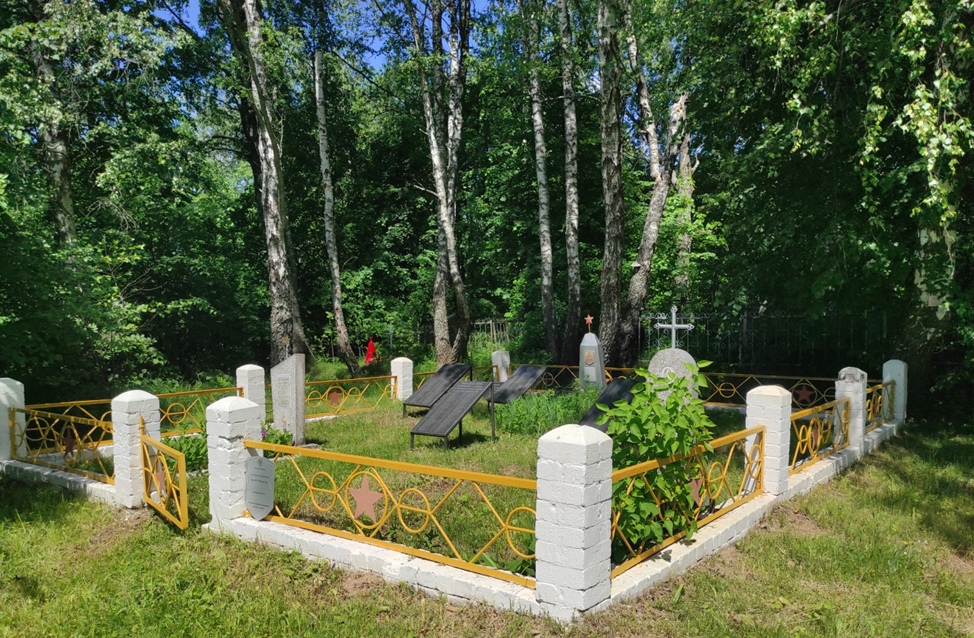 Брацкая магіла ў в. Красная Іскра Вымнянскага сельсавета Віцебскага раёна. Знешні выгляд справа