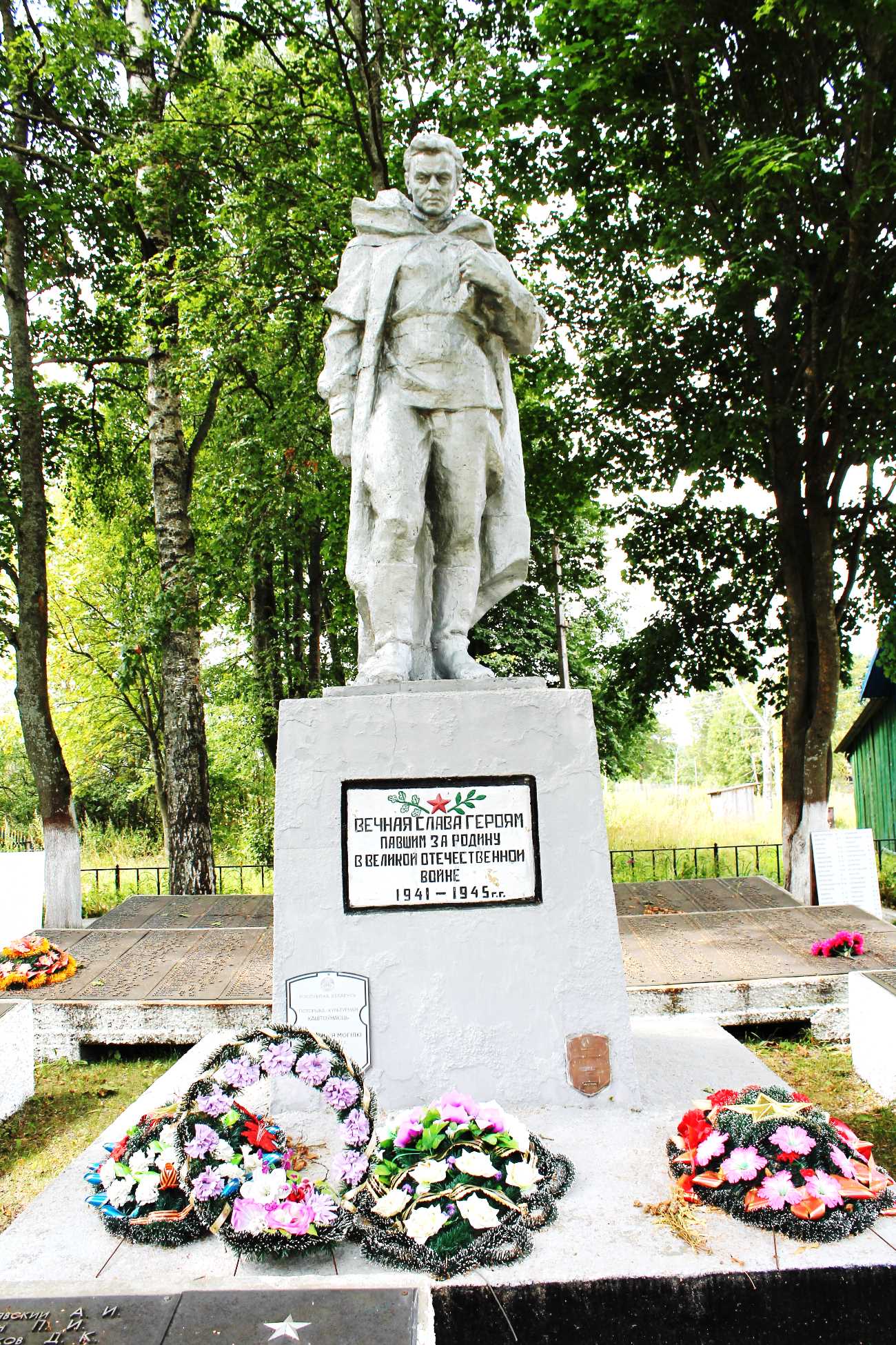 Помнік на вайсковых могілках вёскі Гуркі. 2015 г.