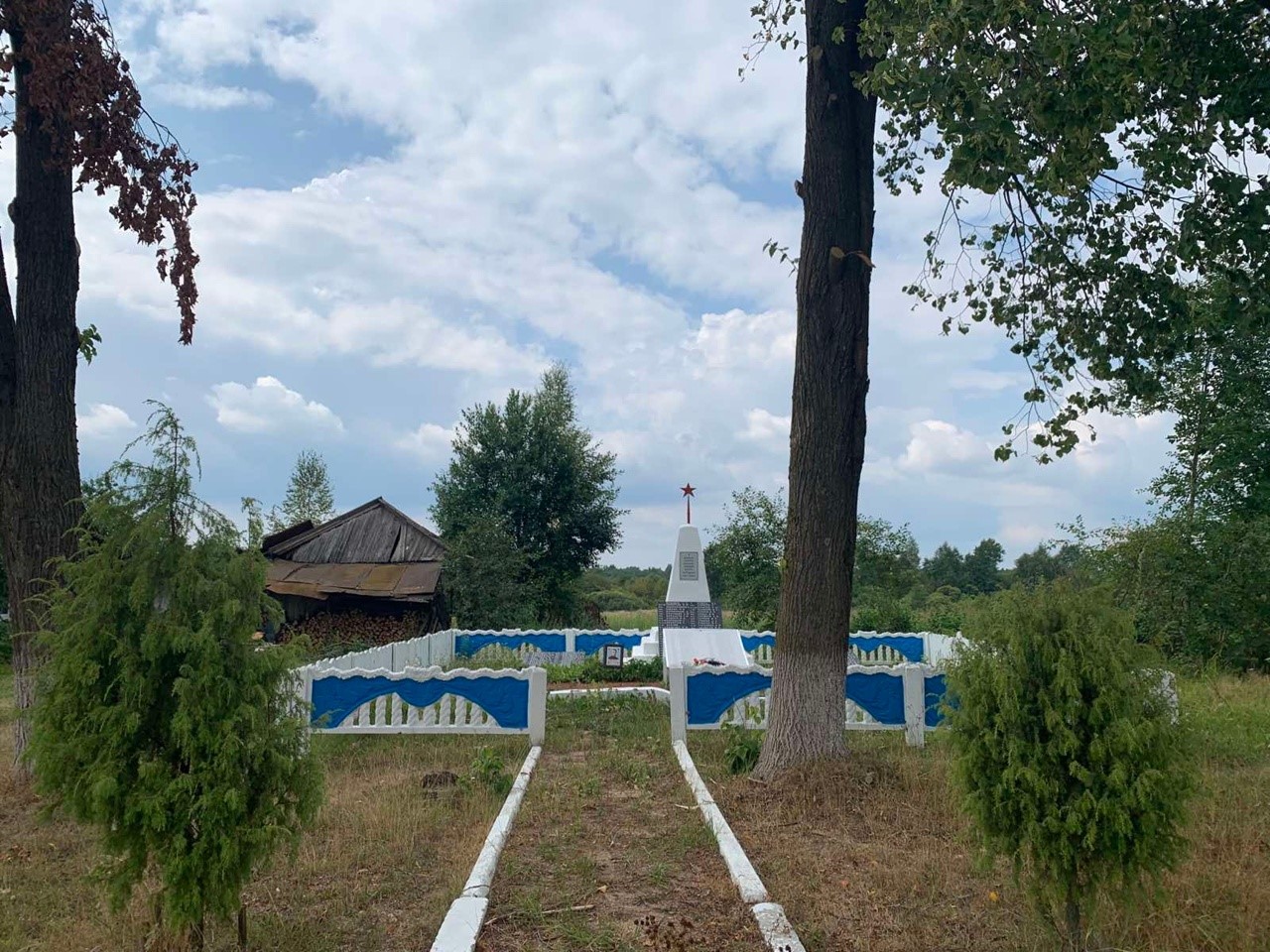 Вайсковыя могілкі ў в. Жданоўка. Праход да воінскага пахавання. 2021 г.