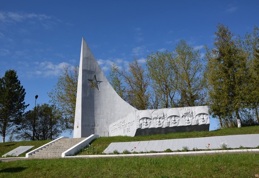 Вайсковыя могілкі з мемарыяльным комплексам у в. Тропіна. 2021 г.
