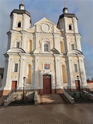 Комплекс Свята-Раства-Багародзічнага манастыра (былы калегіум езуітаў) з тэрыторыяй у межах агароджы: касцёл