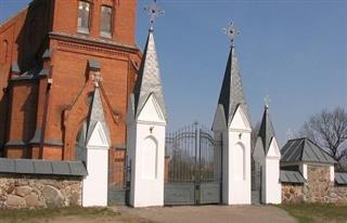 Агароджа з брамай і капліцамі