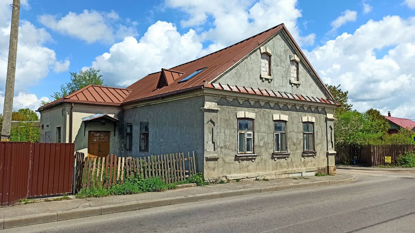 Будынак былога пастарунка. Выгляд з поўначы