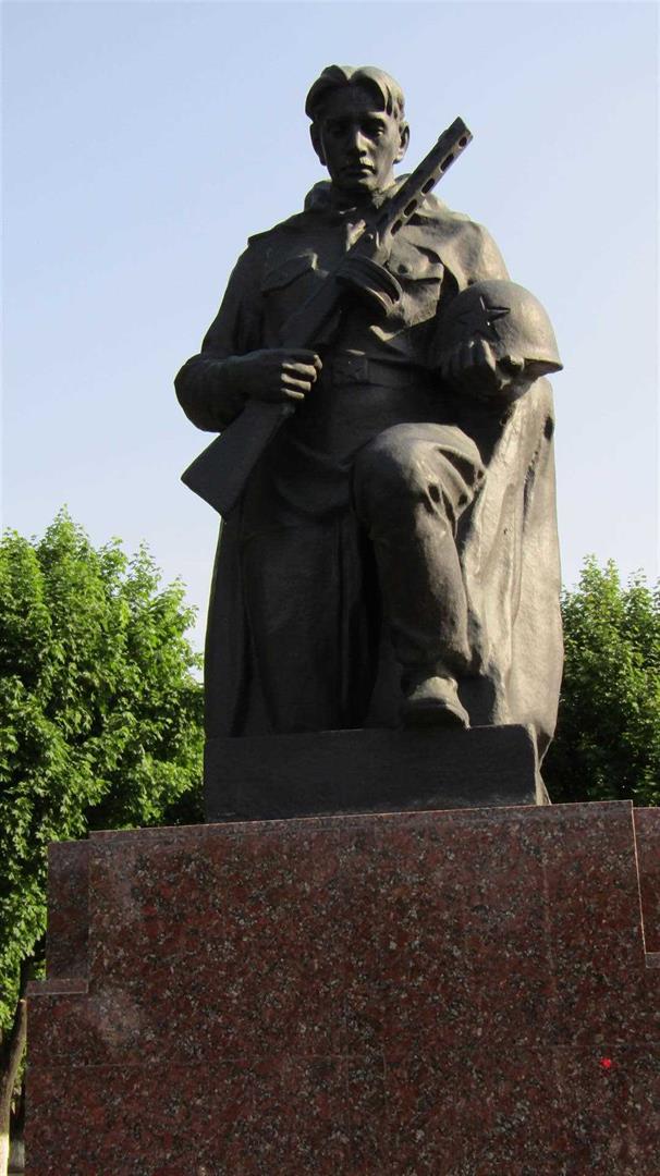 Помнік-скульптура ў цэнтры мемарыяла
