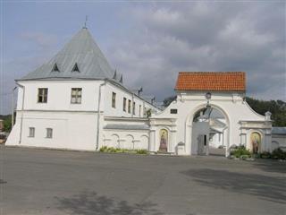 Комплекс Мікольскага манастыра ў межах агароджы: агароджа з уязной брамай