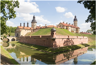 замак-палац, паўднёвая і ўсходняя галерэі, камяніца, арсенал з капліцай, брама, два прыбрамныя карпусы, паўночна-ўсходняя і паўднёва-заходняя галерэі