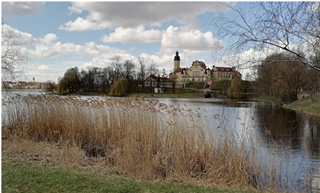 абарончыя збудаванні і мост; тэрыторыя паркаў: Замкавы, Стары, Японскі, Англійскі, Новы; водная сістэма: Дзікі, Замкавы, Бернардзінскі ставы