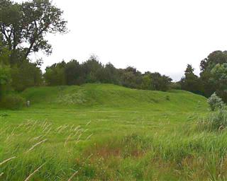 вежа з агароджай; рэшткі абарончых збудаванняў горада
