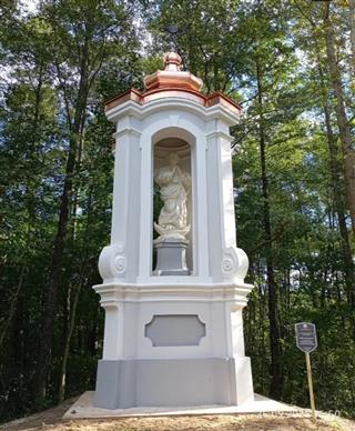 Рэшткі былой сядзібы Агінскіх: вадаём; рэшткі дзвюх капліц