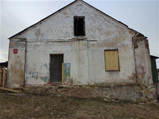 Фрагменты былой сядзібы Тышкевічаў: рэшткі падмуркаў і цокаль былой стайні