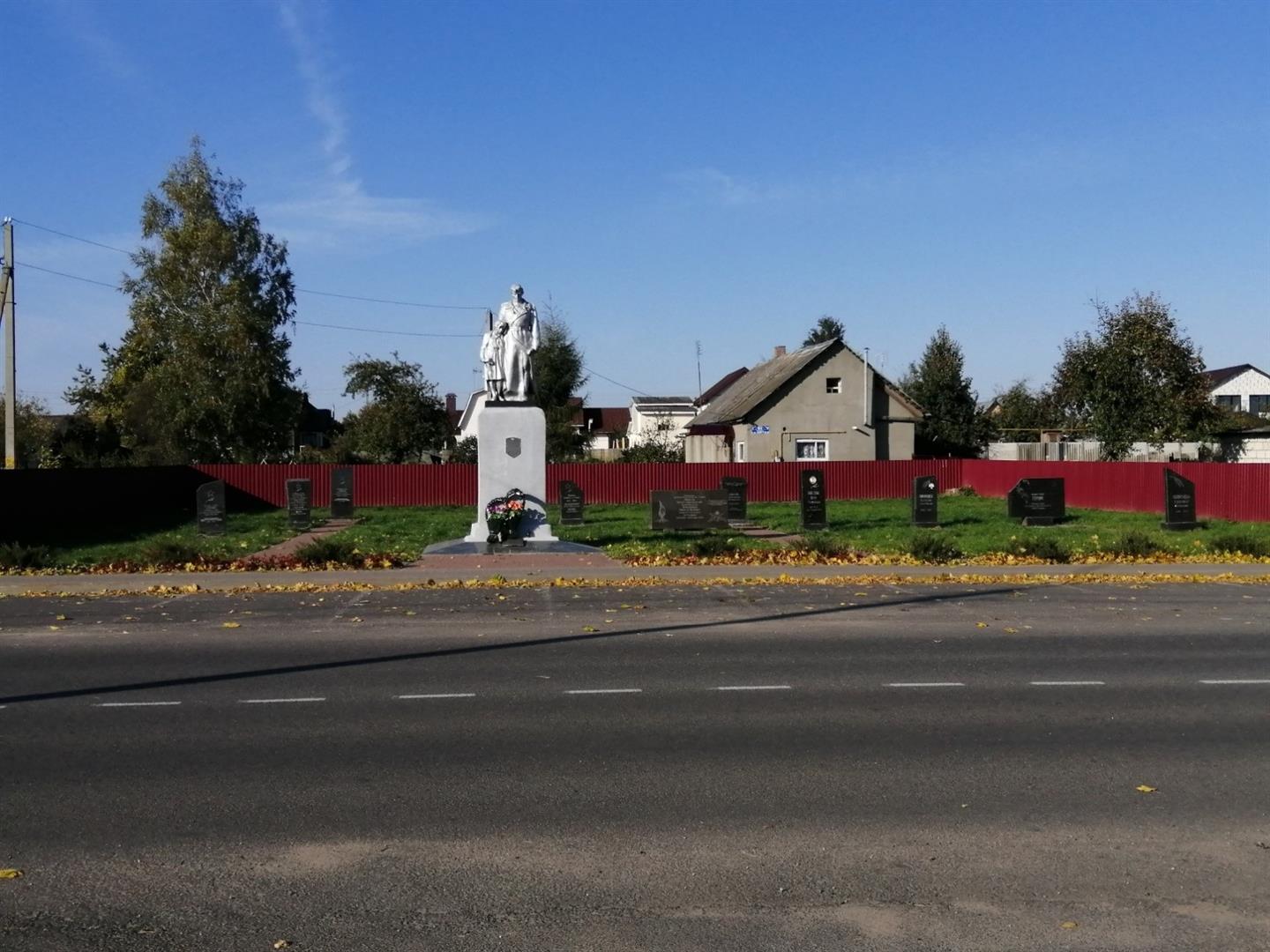 Фотаздымак 1. Брацкія могілкі 1920, 1941-1944, 1956, 1958 гг. Горад Дзяржынск. 2021 г. Агульны выгляд спераду