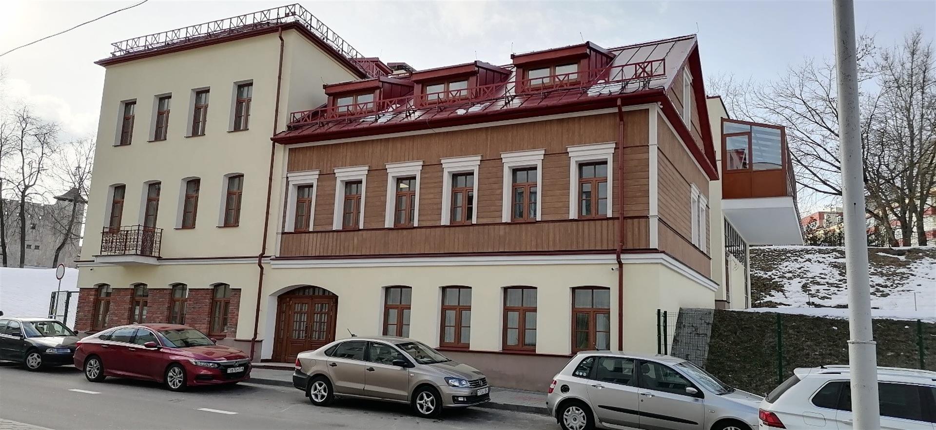 Будынак па вул. Вызвалення, 6. Галоўны фасад