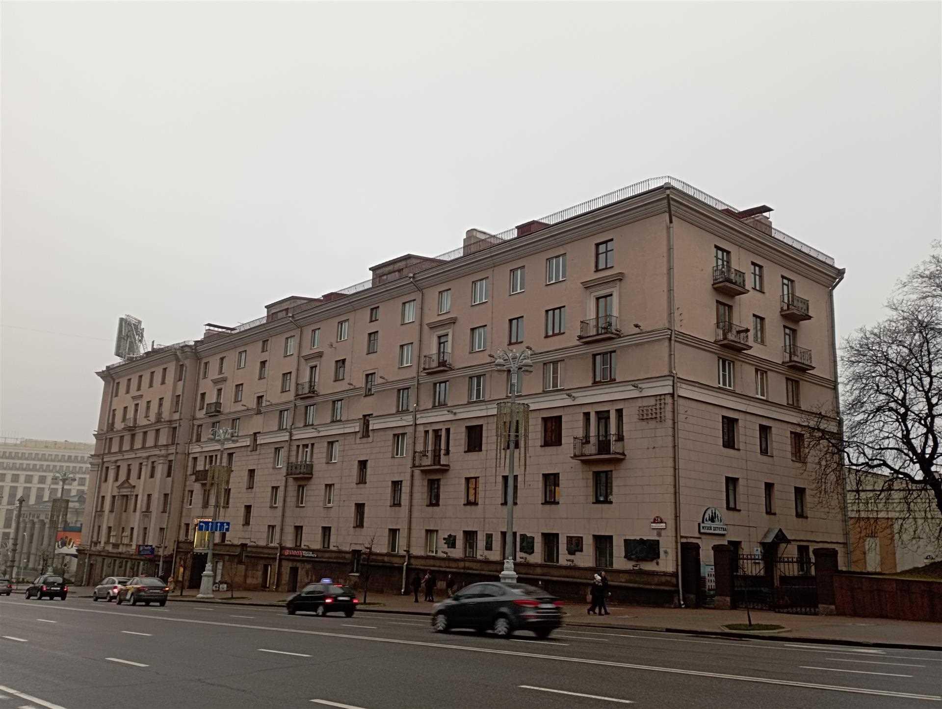 Агульны выгляд будынка з паўночна-заходняга боку 