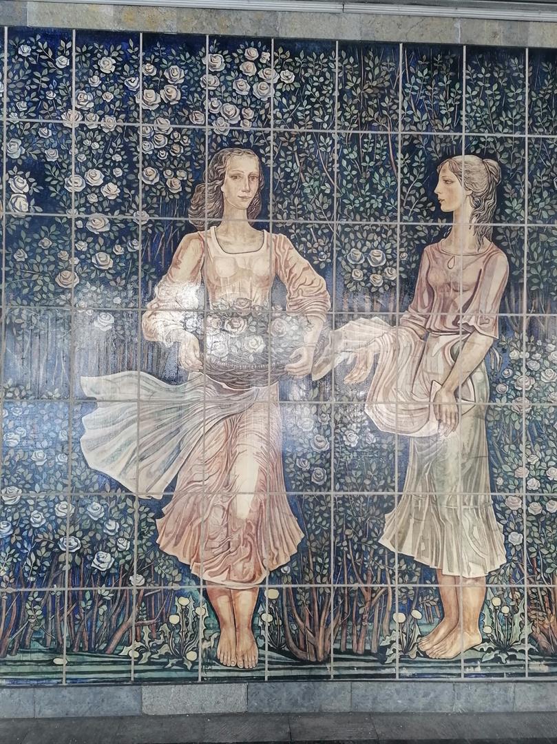 Фрагмент керамічнага пано “Садоўніцы”